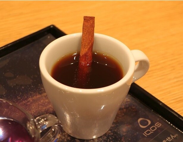 「テリア クリア レギュラー」のマリアージュドリンクとして提供される「シナモンアンデスコーヒー」