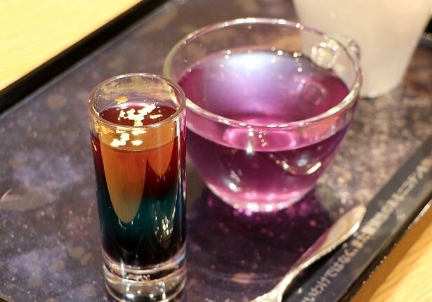 「ギャラクシーベリージュレ」と「バタフライピーティー」のスペシャルセット。ジュレには梅シロップが入り、さわやかな味わい