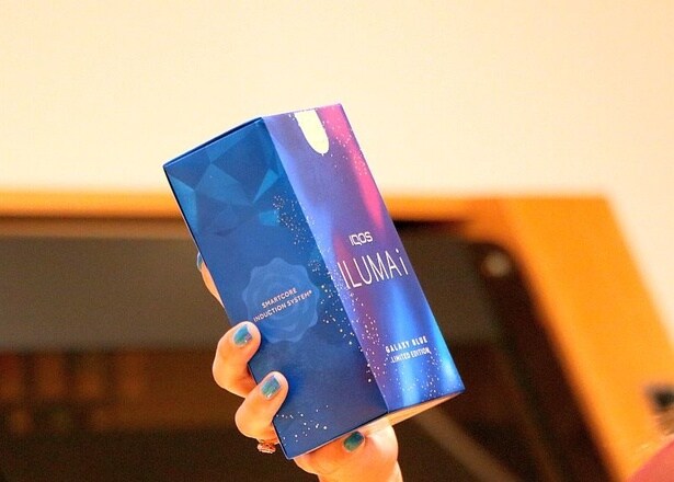 デバイスと同様に“宇宙の神秘さと無限の可能性”を表現したパッケージ