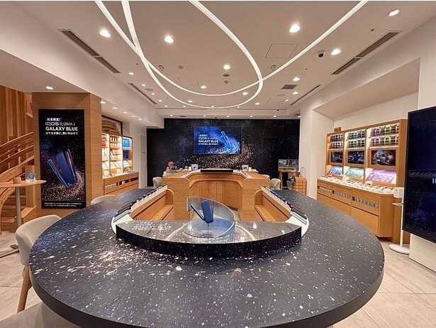 全国4店舗のIQOSストア(札幌、銀座、名古屋、心斎橋)では、「IQOS イルマ i ギャラクシーブルー モデル」仕様のディスプレイも展開