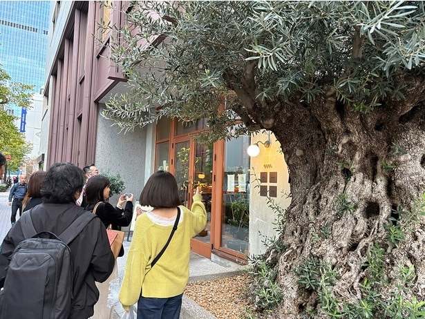 リノベーションが進む日本橋兜町の街を、案内人と巡る日帰りのイマーシブツアー「旅先で出会った人ツアー」を開催中