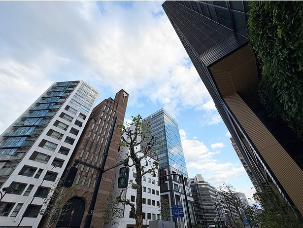 オフィスビルが立ち並ぶ兜町の街並み