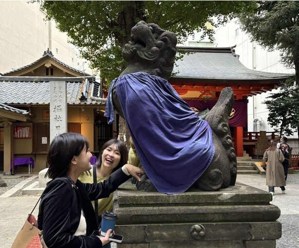 天を仰ぐ上向きの狛犬は、撫でるとご利益があるそう