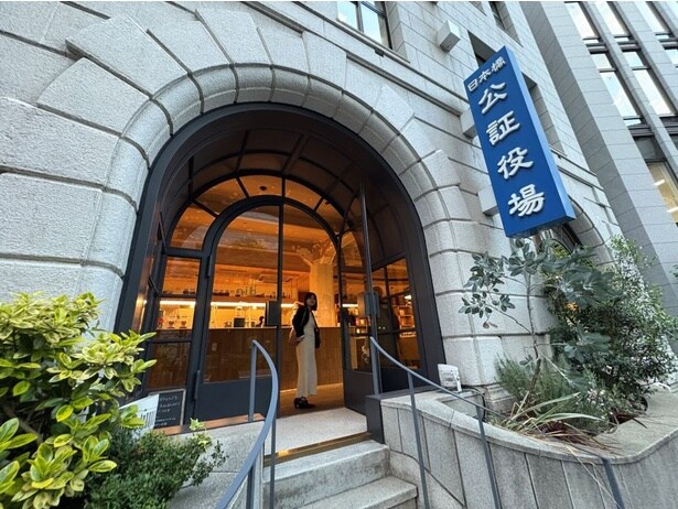 渋沢栄一旧邸跡の日証館1階へ