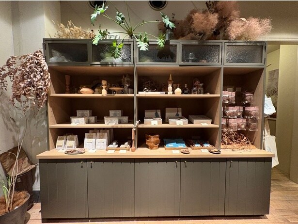 数多くのすてきなテイクアウト品が並ぶ