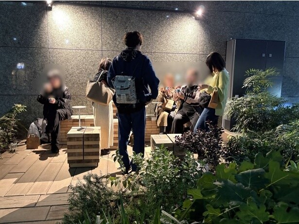 参加者の皆さんとジェラートを食べながら談笑