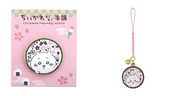 写真左から「ピンバッジ」(990円)、「鈴付きキーホルダー」(880円)