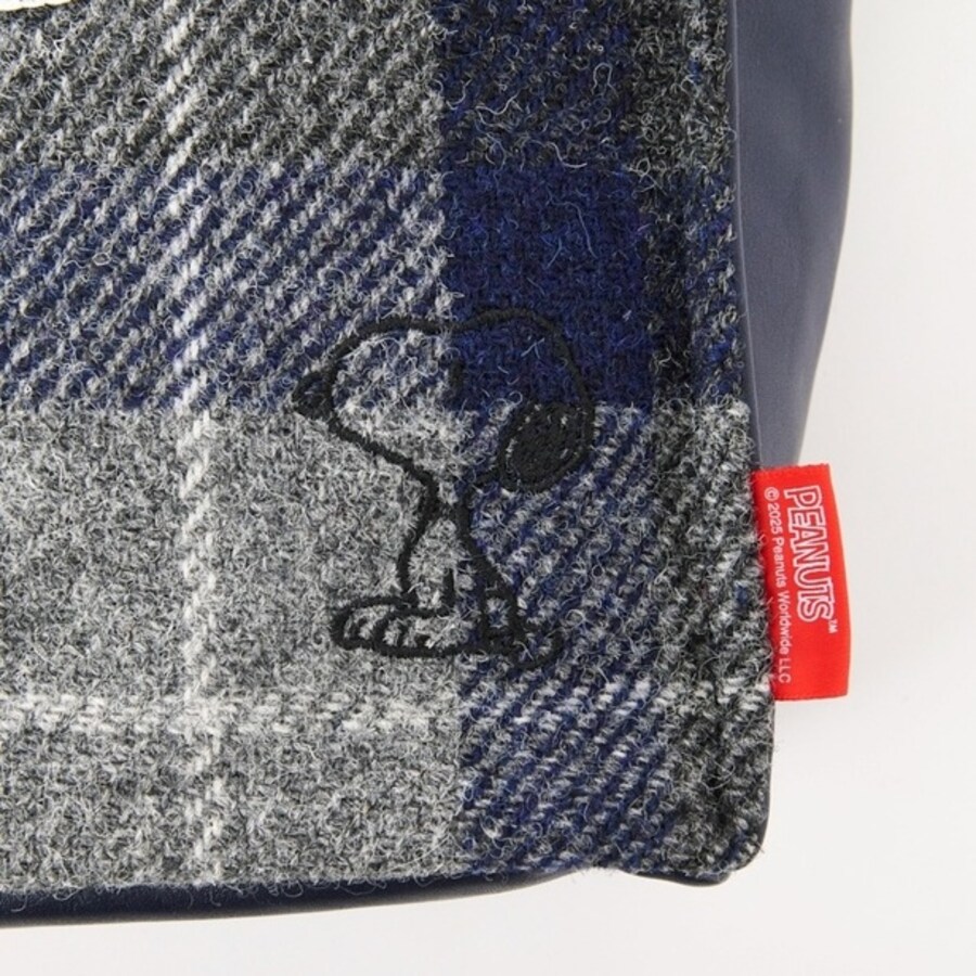 すみっこに配したスヌーピーの刺しゅうがさりげないポイントに