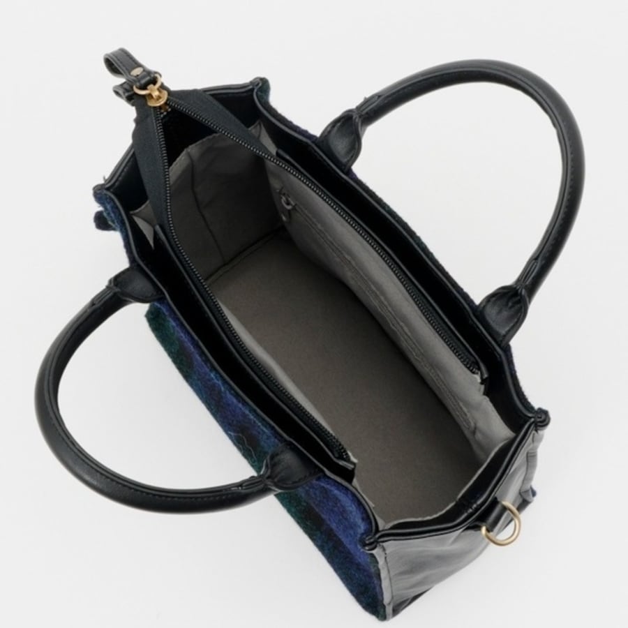 内側にはファスナーポケットがあり