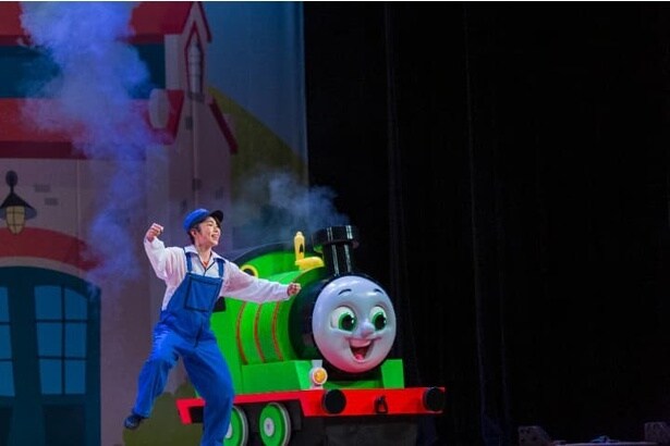 競争の前に準備運動をすることに。客席も一緒に「ガタゴト、ガタゴト」とダンシング!