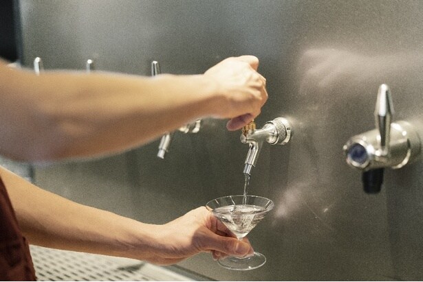 タップから注ぐドラフトカクテルが味わえる