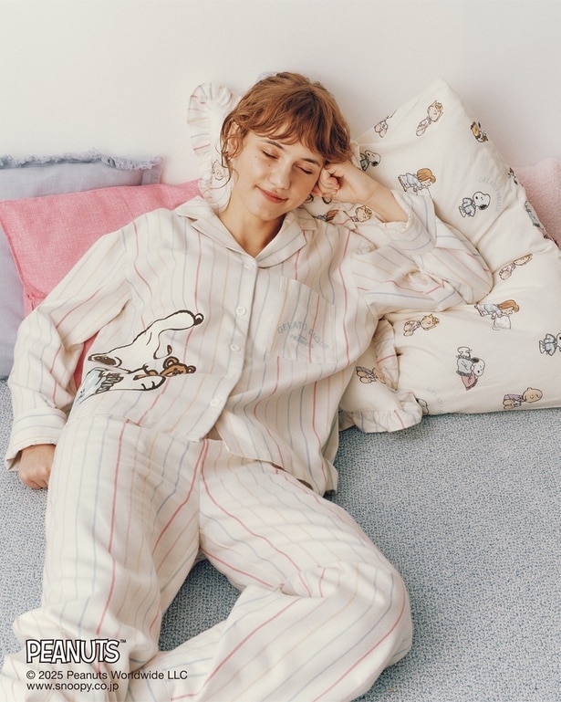  「レインボーストライプネルシャツ」(8910円)、 「レインボーストライプネルロングパンツ」(8580円) 