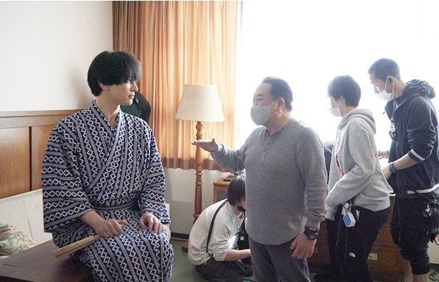 中村鴈治郎さんから歌舞伎指導を受ける吉沢亮さん