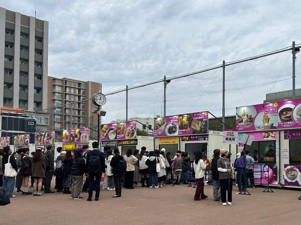 ずらっと立ち並ぶ店舗。香ばしいにおいが食欲をそそる