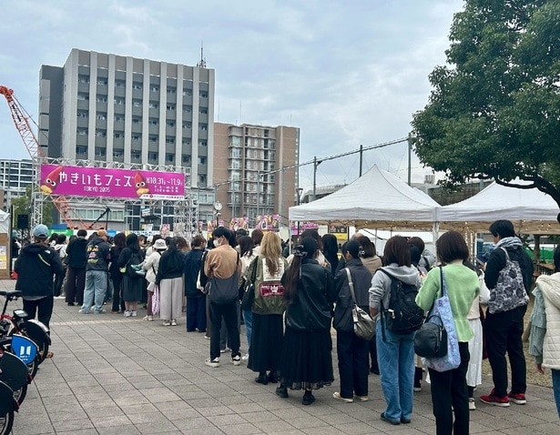 平日にもかかわらずオープン前から大行列
