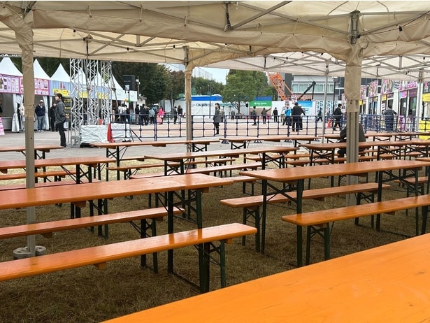 会場外の座れる飲食スペース