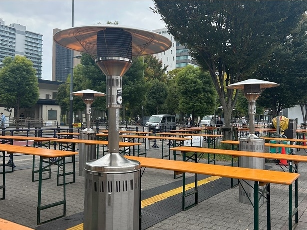 会場内の立ち飲食スペース