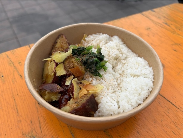 タレとスパイスがなんともやみつきになる味わいで箸が止まらない