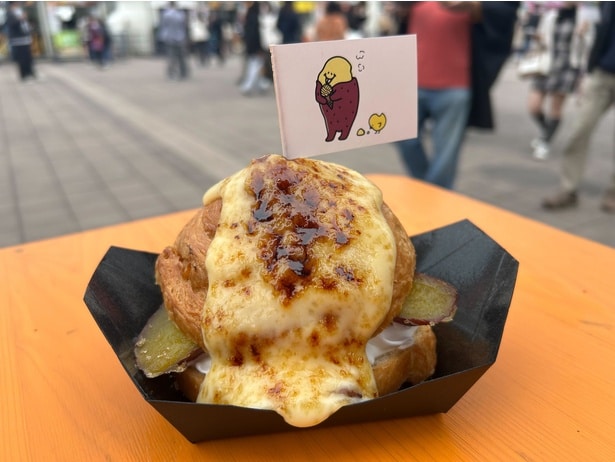  見た目のインパクト抜群！クレームブリュレが今にもお皿からこぼれ落ちそう