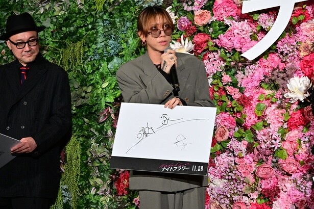 渋谷龍太さんが「噺家」のフリップを披露。人を笑わせる職業に憧れていることを明かした