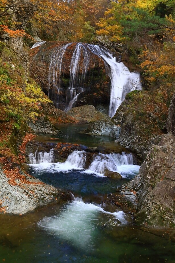 流れ落ちる水のしぶきを感じる/大滝公園の紅葉