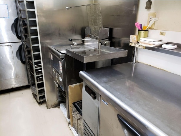 【写真】飲食店のカウンター裏や冷蔵庫の隙間には、ゴキブリのコロニーが潜んでいることがよくあるとか