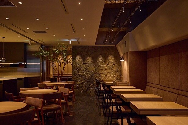 石壁など自然のテクスチャーを活かした落ち着きのある店内