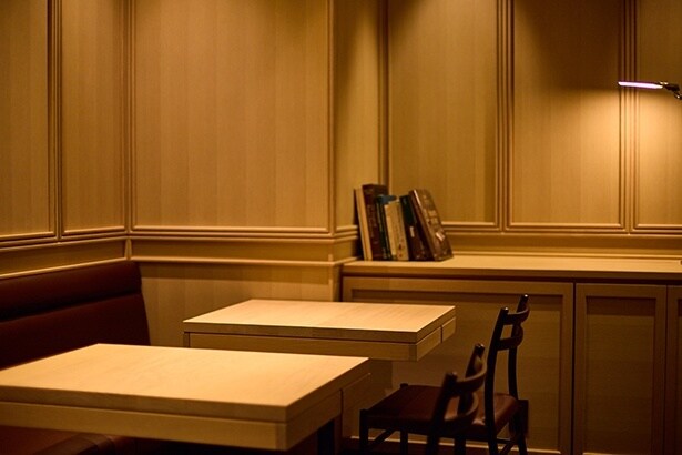 店内奥には8〜10人用の個室(ルームチャージ1万1000円)を備える