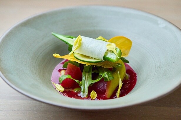 「千葉県八街市から届いた季節野菜の冷製ポトフ トマトとビーツのジュレ立て」。野菜の酸味や甘味引き立てつつ、ソース代わりに機能させるぎりぎりの塩味の効かせ方が印象的な一皿