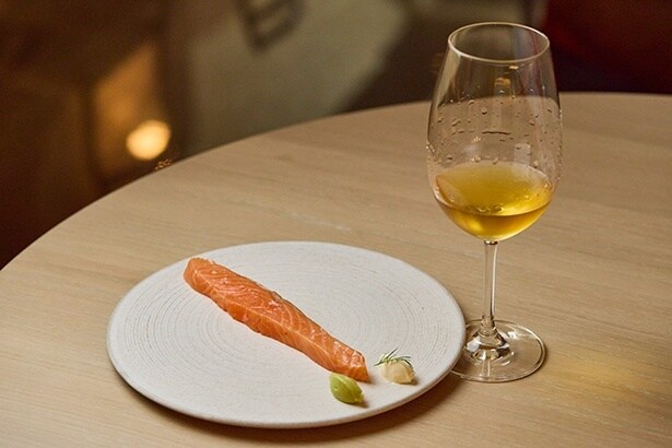 「オーロラサーモンの自家製スモーク アボカドのディップとディル風味のサワークリーム添え」。この日のペアリングでは、タンニン控えめでサーモンの口溶けを損なわず、熟れた柿のような香りをもつポルトガル産オレンジワインをセレクト
