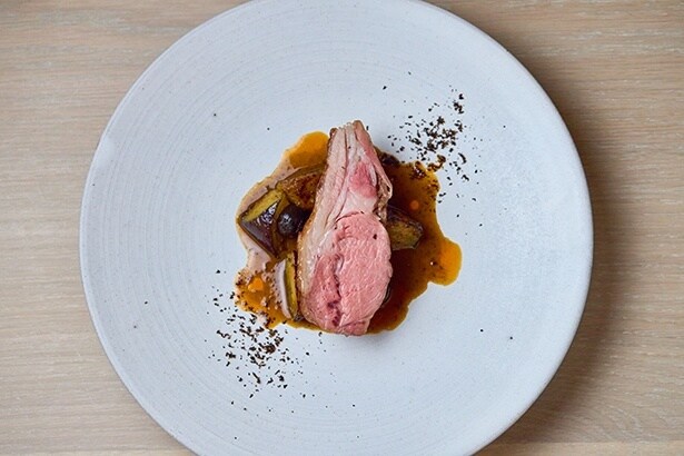 「仔羊のロティ 茄子のソテーとタプナードソース」。肉の表面がうるうると潤んでみえる絶妙な火入れ。しっとり柔らかい仔羊とブラックオリーブを使った旨味のソースの相性がいい