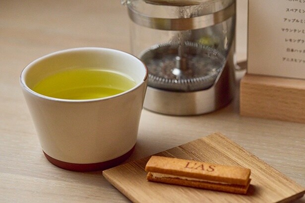 コースの締めくくりは、「食後の焼き菓子」(この日はレモンバターサンド)と、「広島県梶谷農園から届いた季節のフレッシュハーブティー」