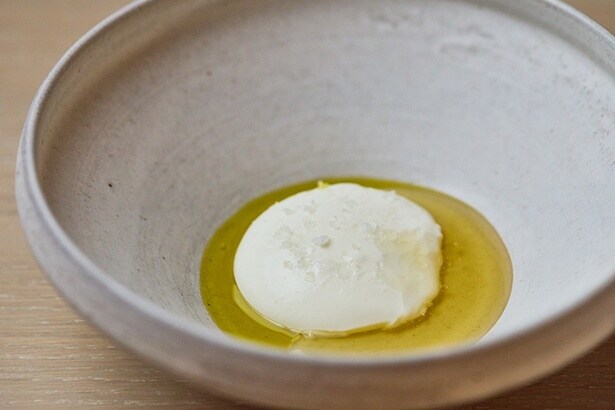 オプション(550円)で頼める「マスカルポーネチーズ」。コース中に料理のプレゼンテーションを受け、注文できる。岩手県の巣鴨養蜂園のハチミツとオリーブオイルがかかる