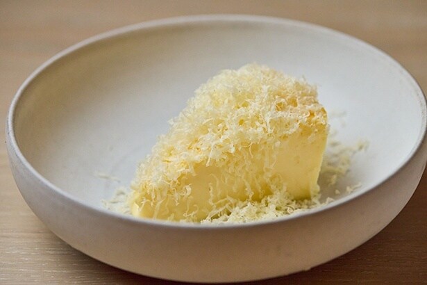 デザートは「フォンダンチーズケーキ 8ヶ月熟成のコンテチーズと共に」。小麦粉を使わず、中心温度を測りながら焼いたケーキは口の中でふわっととろける究極の口どけ