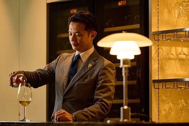 ワインを注ぐ統括ソムリエの光武聡さん