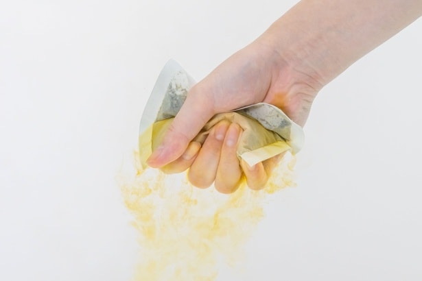 紙パックを破らずそのままお湯に入れて揉むことで、入浴剤の成分がお湯に広がる