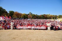 病気の子どもたちに笑顔とプレゼントを届けてきた冬の風物詩「サンタパレード」が東京と大阪で開催
