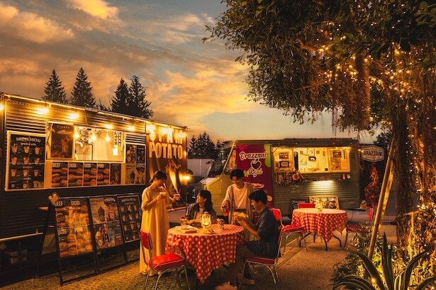 屋外のTAMARIBAにはキッチンカーがオープン