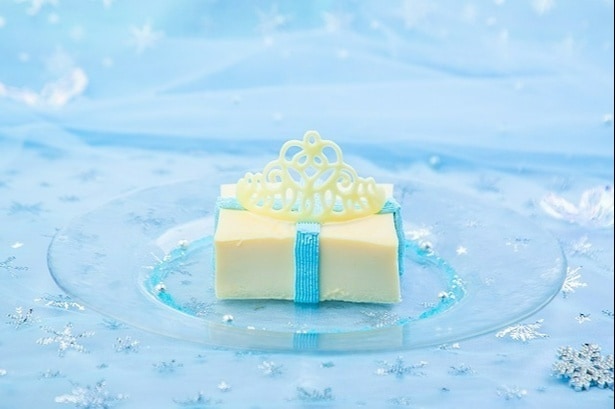ティアラ型チョコがのったホワイトケーキ。まるで雪のお姫様からの贈り物