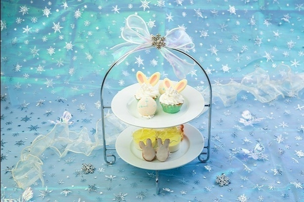 雪のティーパーティーをイメージした2段スタンド。耳付きスイーツがずらり