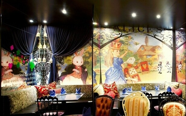 物語の世界に入り込んだような幻想空間「絵本の国のアリス」の店内