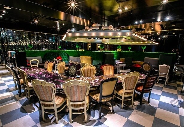 “終わらないお茶会”の舞台、チェス柄のロングテーブルでアリス気分を満喫