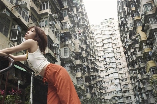 圧巻のモンスターマンションをバックにした一枚 / 伊達さゆり2nd写真集 シルエット