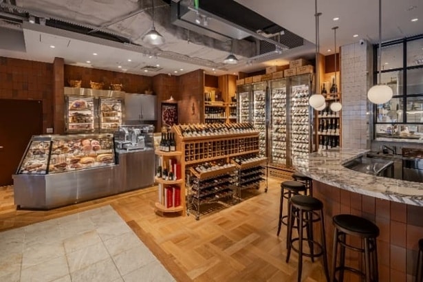 食事と合わせるフードフレンドリーなワインを提案する「THE WINE STORE DEAN & DELUCA」とバーカウンター