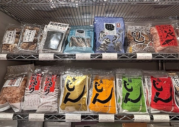 調味料や出汁など、伝統を守る作り手による和食材が充実している