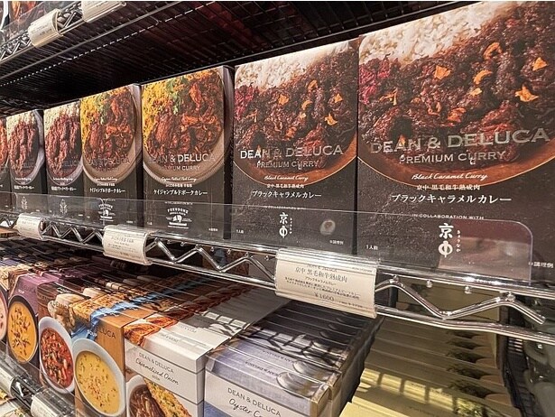 レストランシェフたちと取り組む新シリーズ「CHEF'S CONDIMENTS(シェフズコンディメント)」や、こだわりのプレミアムカレーも置く