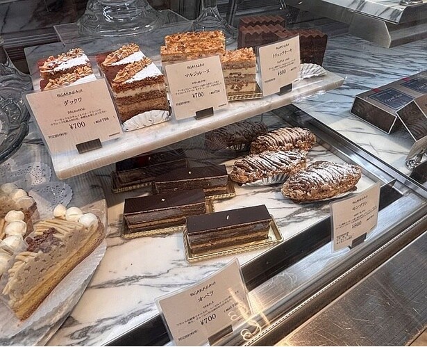 「équilibre(エキリーブル)」や「PATISSERIE BIGARREAUX(パティスリー ビガロー)」のスイーツも並ぶ