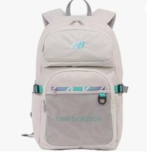 目を引くデザイン、頼れる収納力。限定モデルの高機能リュック【ニューバランス】のリュックがAmazonに登場中‼