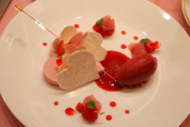 芸術的なデザート「ハートのヴァシュラン 苺と赤い果実のムース マリー・アントワネット ティー香るソースを合わせて」