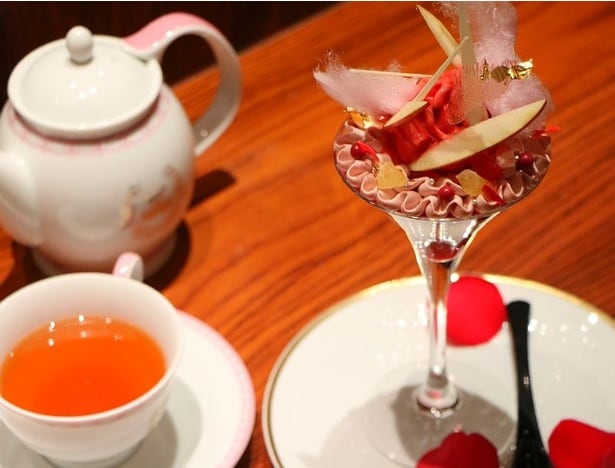 金箔もキラキラと輝く！気品ある紅茶の香り＆ベリーやリンゴのさわやかな酸味が織りなす味わいを楽しめるパフェ